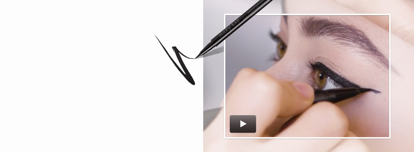 Modelo se aplica el Mary Kay® Waterproof Liquid Eyeliner Pen 