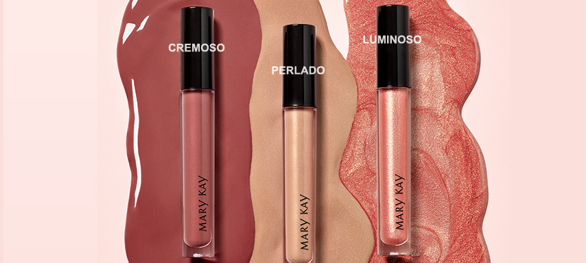 Tres tonos del nuevo Mary Kay Unlimited™ Lip Gloss, cada uno en un acabado diferente: cremoso, perlado y luminoso. 