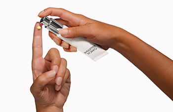 Pea-sized drop of Mary Kay Clinical Solutions™ Retinol 0.5 on a woman’s index finger