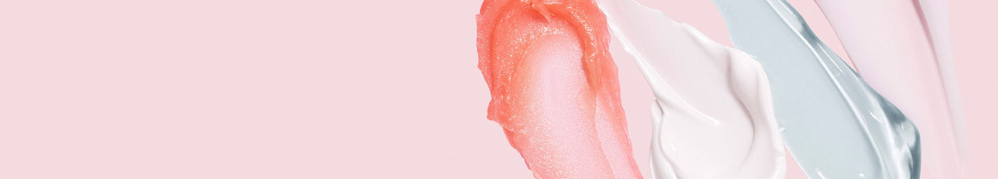 Muestras artísticas de varios productos del cuidado de la piel Mary Kay® sobre un fondo rosa claro